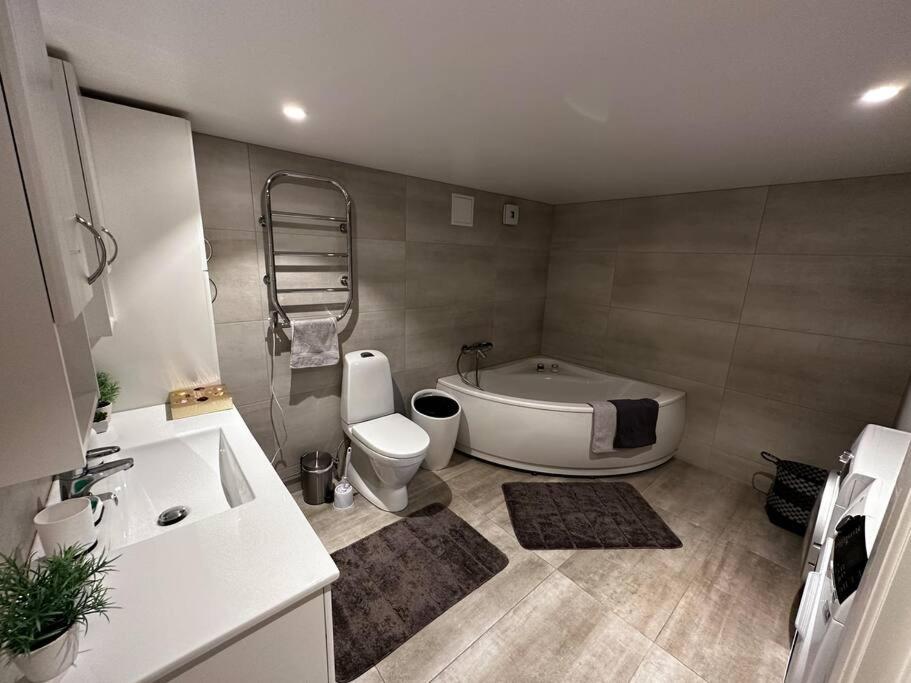 Basement Apartment With Parking Олесунн Экстерьер фото