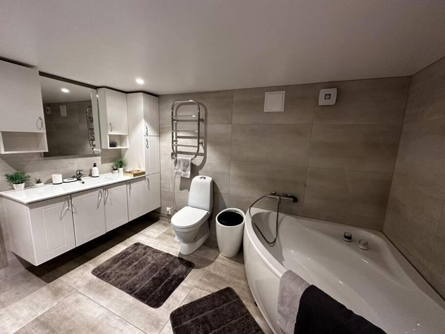 Basement Apartment With Parking Олесунн Экстерьер фото